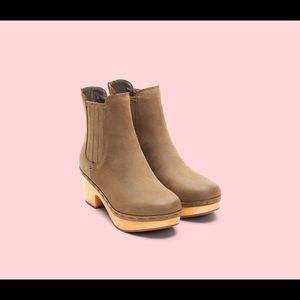 New box Frye Odessa Chelsea taupe clog boots 7.5